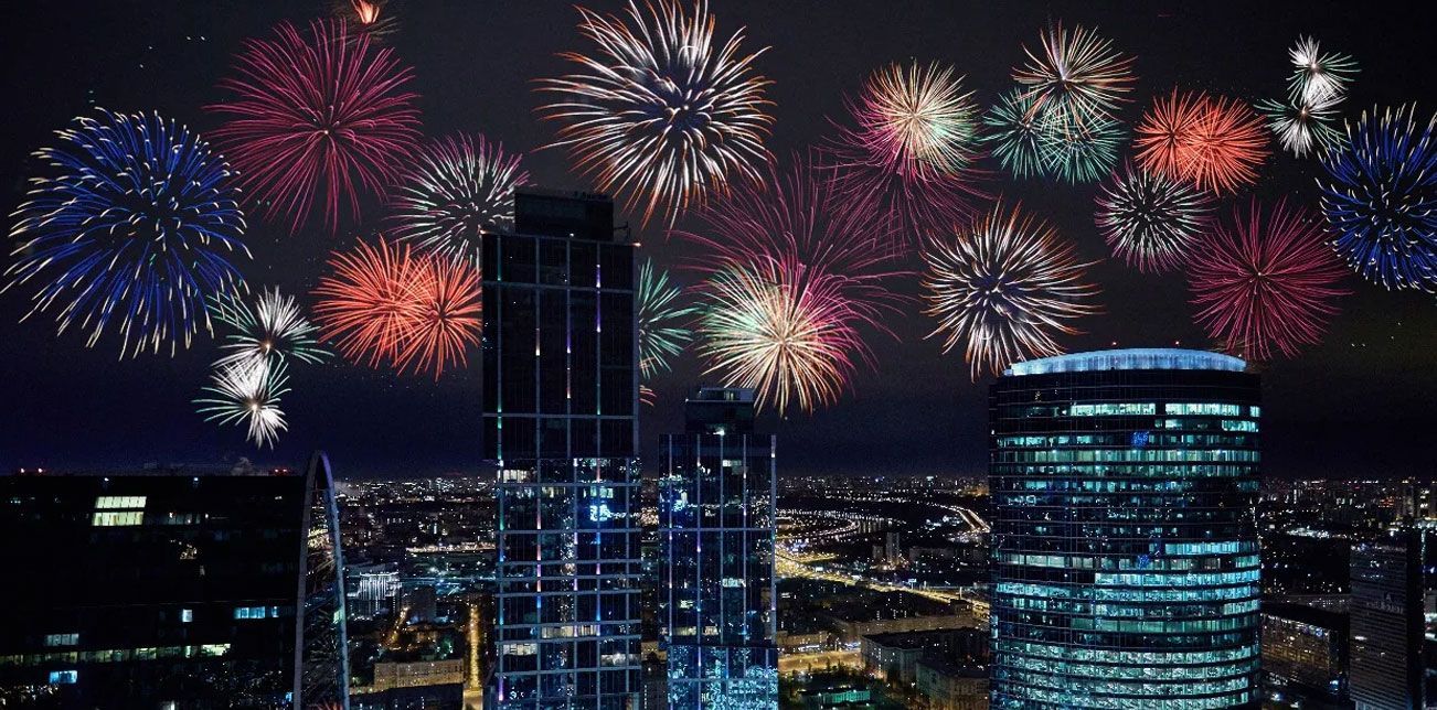 5 月 9 日，摩天大楼屋顶上的烟花