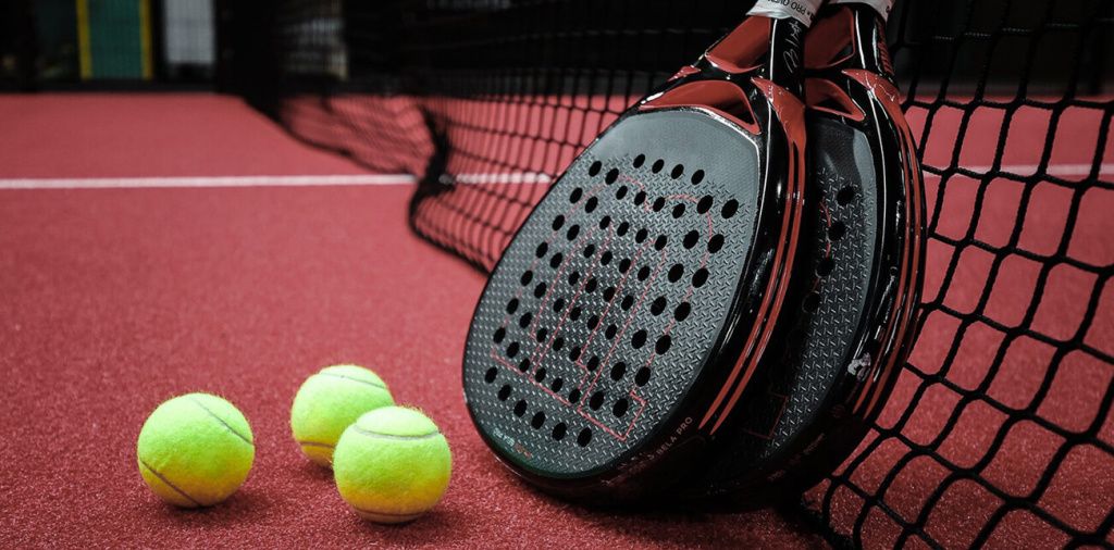 Ракетки и мячи для игры в падэль