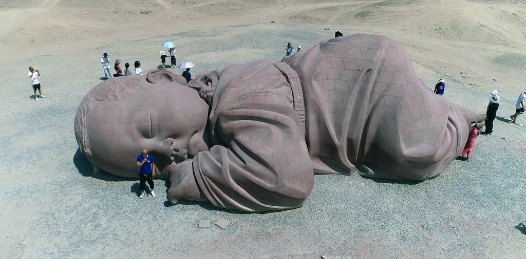арт-объект «Дитя Земли» – гигантская скульптура младенца работы художника Дона Шубина.jpg