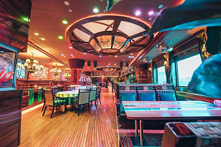 Лодка в Лотте Плаза, вид 2