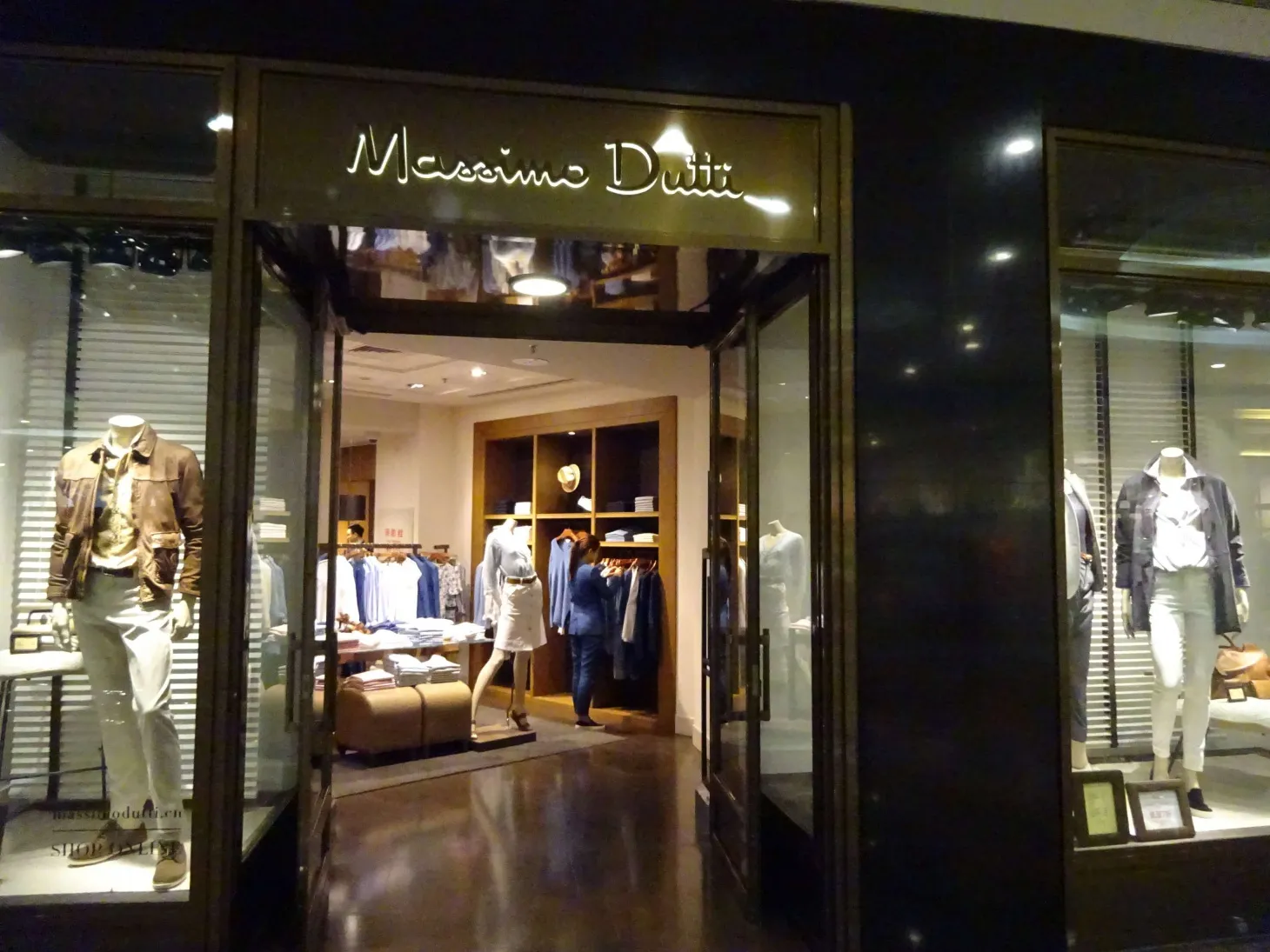 Massimo georgia. Массимо дутти Сити Молл. Massimo Dutti витрины 2024. Массимо дутти магазин бренд. Массимо дутти Ереван.