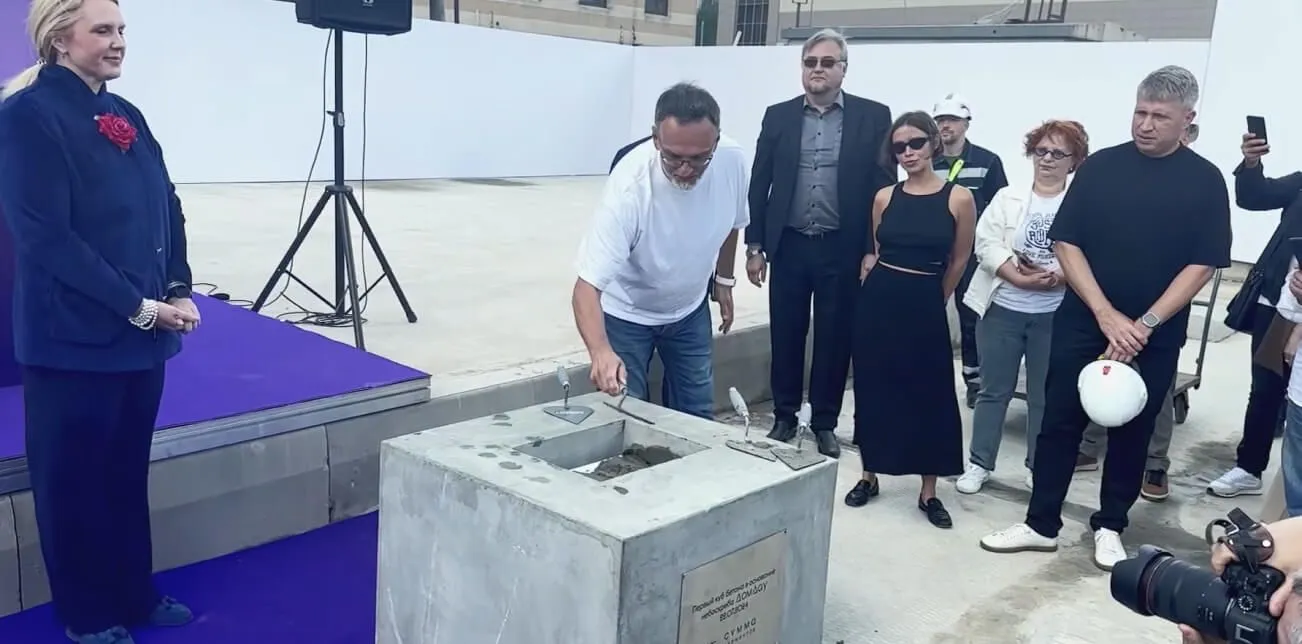 تم صب أول متر مكعب من الخرسانة في الأساس في موقع بناء منزل داو في مدينة موسكو.